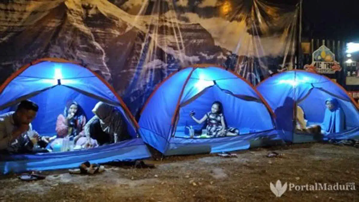 Serunya makan malam dalam tenda, layaknya suasana di gunung. (Foto: Agus Hidayat)