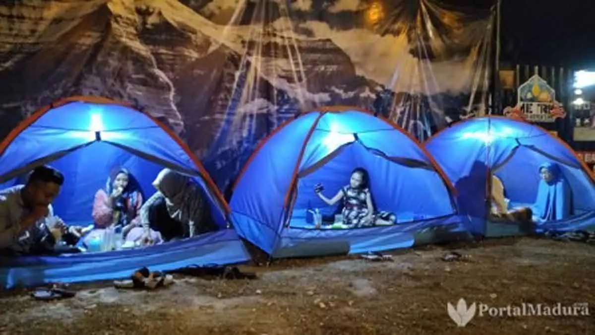 Serunya makan malam dalam tenda, layaknya suasana di gunung. (Foto: Agus Hidayat)