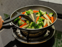 6 Cara Masak Makanan Sehat Agar Nutrisinya Tak Hilang