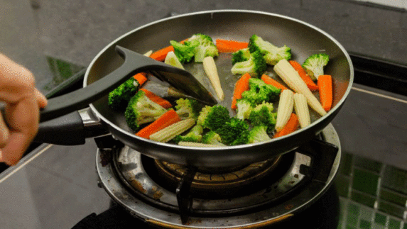 6 Cara Masak Makanan Sehat Agar Nutrisinya Tak Hilang