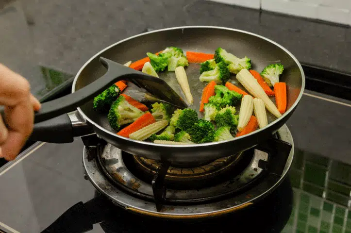 6 Cara Masak Makanan Sehat Agar Nutrisinya Tak Hilang