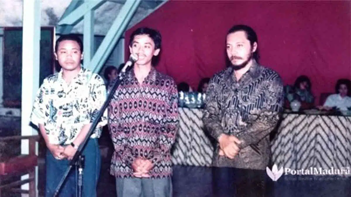 Fajar Iriadi Sa, Pelukis Bangkalan Yang Tak Mengenal Aliran - Portalmadura.com Fajar Iriadi (tengah) saat memberi sambutan pembukaan pameran keliling Madura di Kantor Kawedanan Bangkalan yang diapit George Eman (kiri) dan Hendro Suseno (kanan). (Foto: Agus Hidayat)
