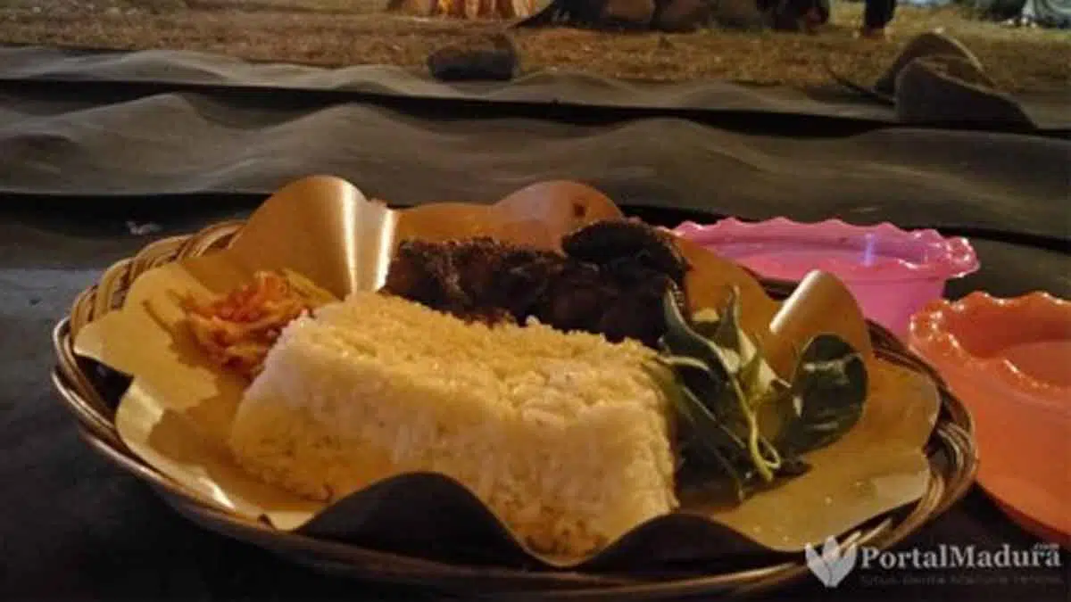 Madura Punya 'Mie Trip Food Adventure' Tawarkan Suasana Makan Malam Ala Di Gunung - Portalmadura.com Bebek Rinjani, salah satu menu yang ditawarkan di gerai Mie Trip Food Adventure. (Foto: Agus Hidayat)