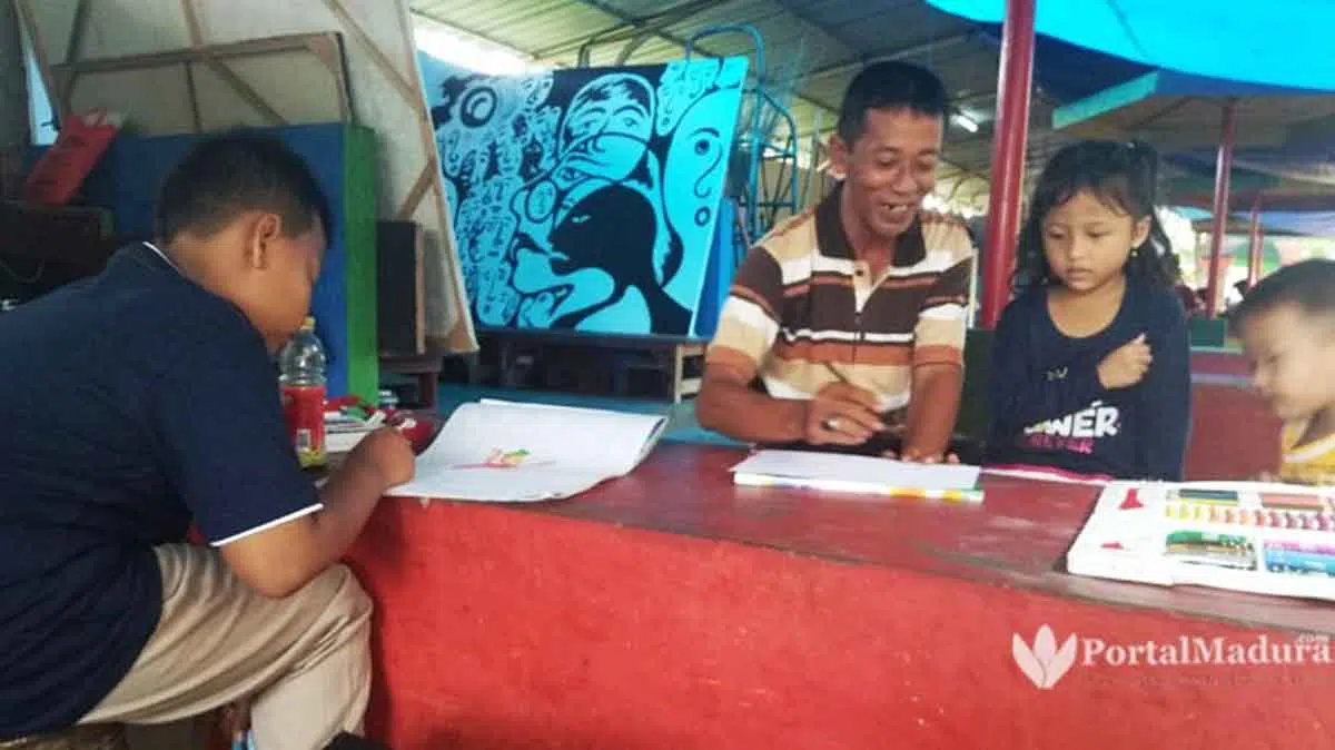 Fajar Iriadi Sa, Pelukis Bangkalan Yang Tak Mengenal Aliran - Portalmadura.com Fajar Iriadi sedang membimbing anak didiknya berlatih menggambar. (Foto: Agus Hidayat)