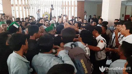 Aksi Aktivis HMI Bentrok dengan Keamanan Kampus UTM Bangkalan