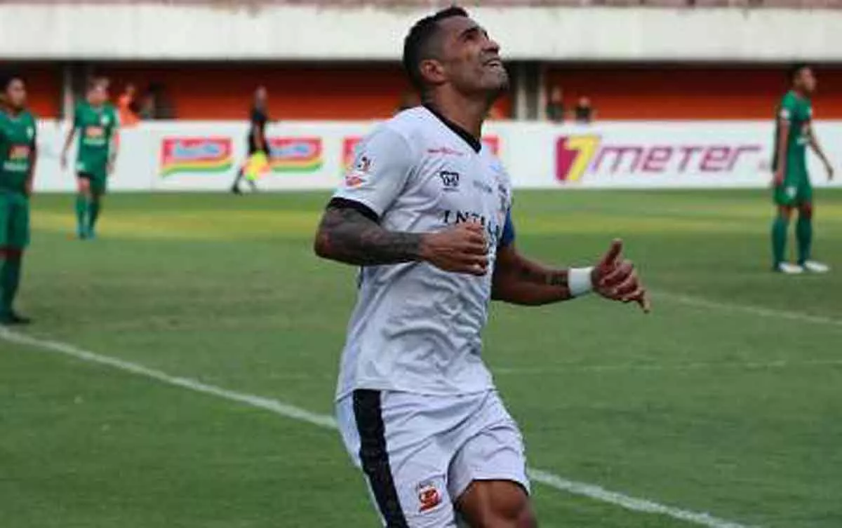 Jual Beli Gol,  Curi Poin di Kandang PSS Sleman