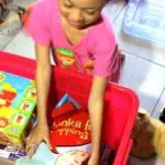 5 Cara Cerdas Agar Si Kecil Rapikan Mainannya Sendiri