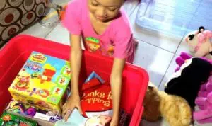 5 Cara Cerdas Agar Si Kecil Rapikan Mainannya Sendiri