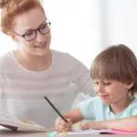 Buat Anak Mau Mengerjakan PR dengan 5 Cara Ini