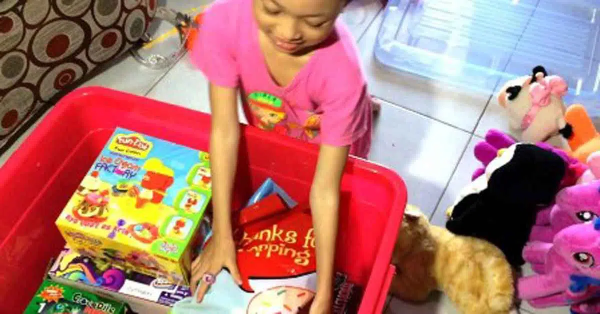 5 Cara Cerdas Agar Si Kecil Rapikan Mainannya Sendiri