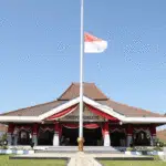 BJ Habibie Wafat, Bendera Setengah Tiang Berkibar di Sampang
