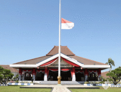 BJ Habibie Wafat, Bendera Setengah Tiang Berkibar di Sampang