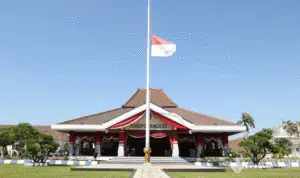 BJ Habibie Wafat, Bendera Setengah Tiang Berkibar di Sampang