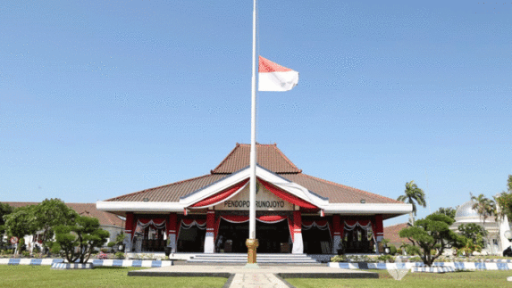 BJ Habibie Wafat, Bendera Setengah Tiang Berkibar di Sampang