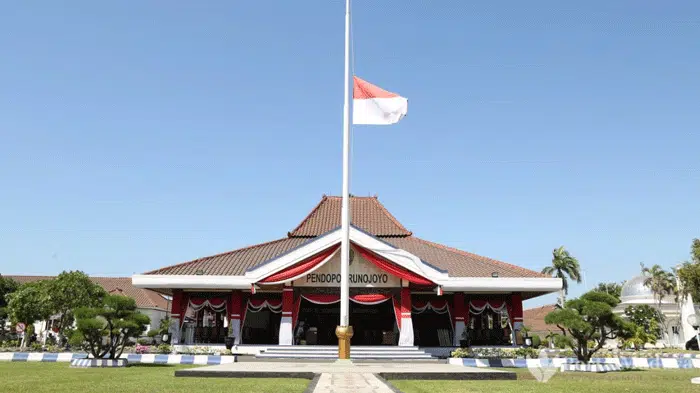 BJ Habibie Wafat, Bendera Setengah Tiang Berkibar di Sampang