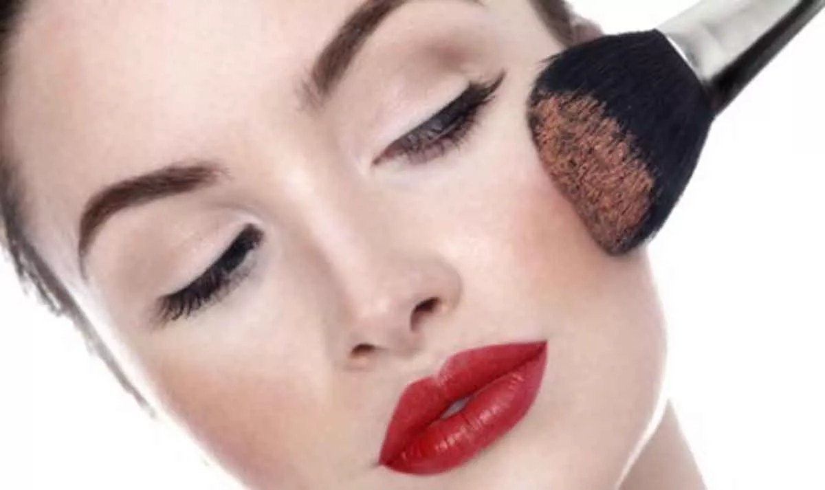 Cara Gunakan Makeup pada 3 Bentuk Wajah