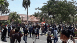Demo Tolak RUU KUHP dan UU KPK di Pamekasan Ricuh, Pot Bungah Dihancurkan