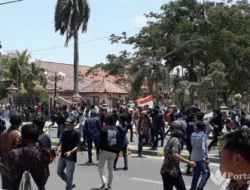 Demo Tolak RUU KUHP dan UU KPK di Pamekasan Ricuh, Pot Bunga Dihancurkan