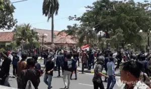 Demo Tolak RUU KUHP dan UU KPK di Pamekasan Ricuh, Pot Bungah Dihancurkan