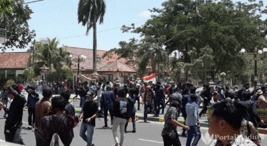 Demo Tolak RUU KUHP dan UU KPK di Pamekasan Ricuh, Pot Bungah Dihancurkan