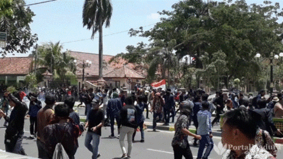 Demo Tolak RUU KUHP dan UU KPK di Pamekasan Ricuh, Pot Bungah Dihancurkan