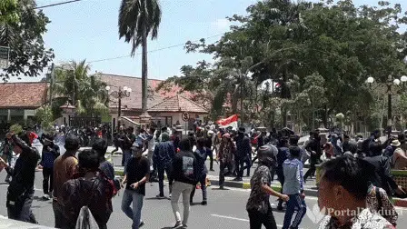 Demo Tolak RUU KUHP dan UU KPK di Pamekasan Ricuh, Pot Bungah Dihancurkan