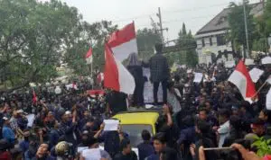 Massa Demo Ucapkan ‘Innalillahi kepada DPR’