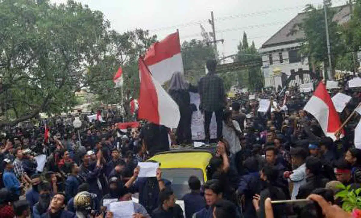 Massa Demo Ucapkan 'Innalillahi kepada DPR'