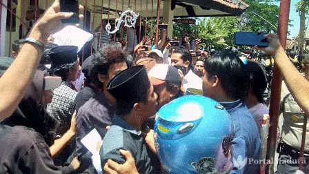 Gegara Tembakau Murah, Masyarakat Ngamuk di Depan Kantor Bupati Pamekasan