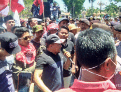 Harga Tembakau Tak Sesuai Janji Politik Berbaur, Massa Demo Rumah Dinas Bupati Pamekasan