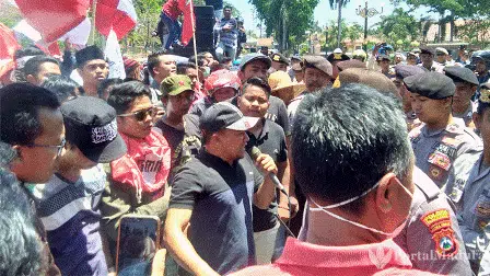 Harga Tembakau Tak Sesuai Janji Politik Berbaur, Massa Demo Rumah Dinas Bupati Pamekasan