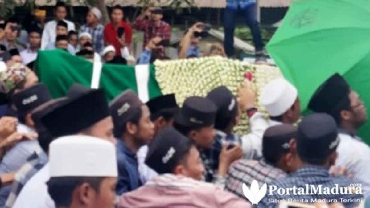 Ra Fuad Dikebumikan di Kompleks Pasarean Syaichona Cholil Bangkalan