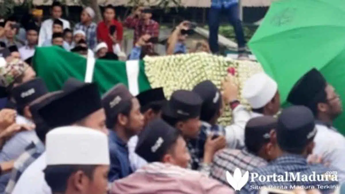 Ra Fuad Dikebumikan di Kompleks Pasarean Syaichona Cholil Bangkalan