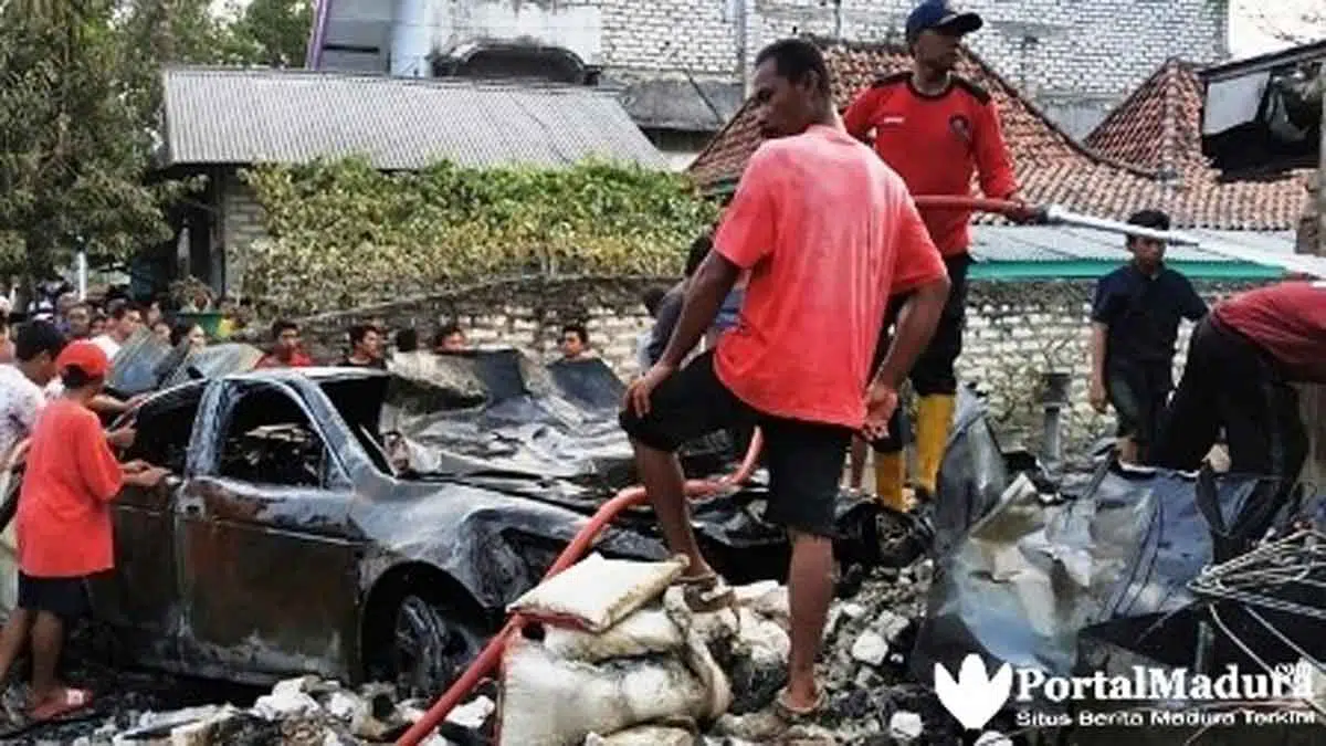 Gegara Sedan Seruduk Pom Mini, Api Berkobar dan Toko Sembako Ikut Ludes