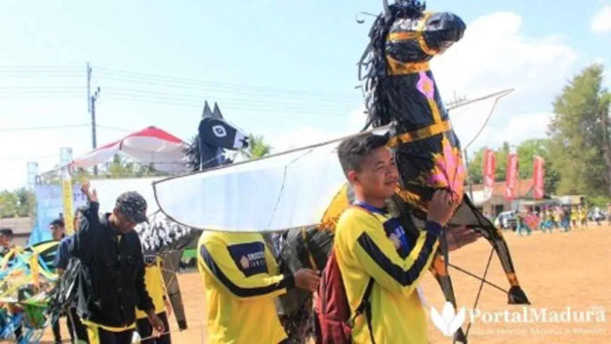 Isi KTS, SMAN 1 Lenteng Gelar Festival Layang-layang dan Pameran Kewirausahaan