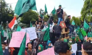 Live Demo Mahasiswa di Depan Gedung DPRD Sumenep