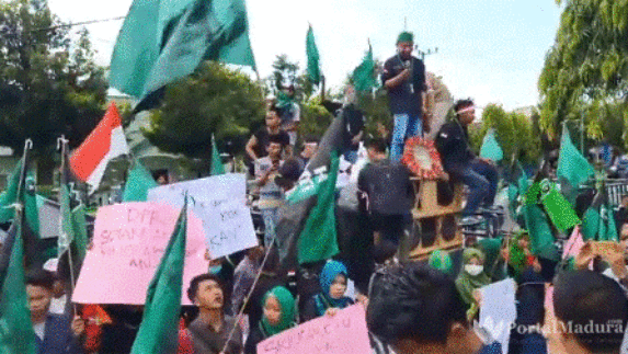 Live Demo Mahasiswa di Depan Gedung DPRD Sumenep