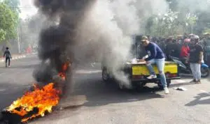 Kini Blokir Jalan, Aksi Mahasiswa Bangkalan Bertahan, Dipicu Hal Ini