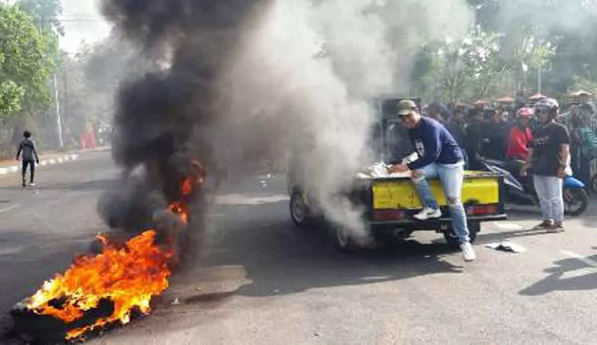 Kini Blokir Jalan, Aksi Mahasiswa Bangkalan Bertahan, Dipicu Hal Ini
