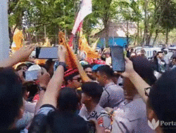 Berlangsung Ricuh, Mahasiswa Demo Tolak Kenaikan Iuran BPJS