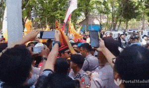 Berlangsung Ricuh, Mahasiswa Demo Tolak Kenaikan Iuran BPJS