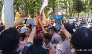 Berlangsung Ricuh, Mahasiswa Demo Tolak Kenaikan Iuran BPJS