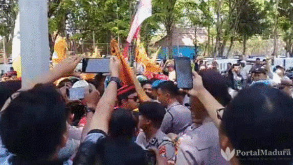 Berlangsung Ricuh, Mahasiswa Demo Tolak Kenaikan Iuran BPJS