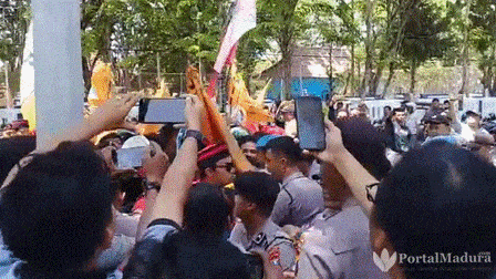 Berlangsung Ricuh, Mahasiswa Demo Tolak Kenaikan Iuran BPJS