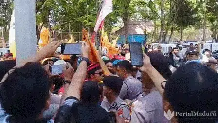 Berlangsung Ricuh, Mahasiswa Demo Tolak Kenaikan Iuran BPJS