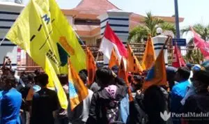 Mahasiswa gelar aksi tolak kenaikan iuran BPJS di depan kantor DPRD Sampang, Madura (Foto. Rafi)
