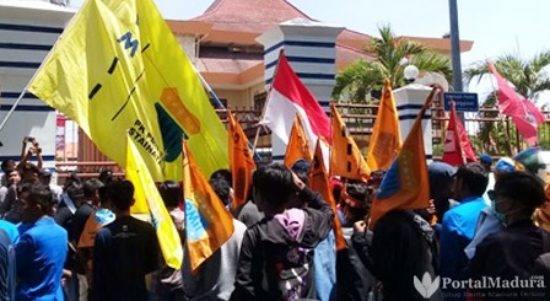 Mahasiswa gelar aksi tolak kenaikan iuran BPJS di depan kantor DPRD Sampang, Madura (Foto. Rafi)
