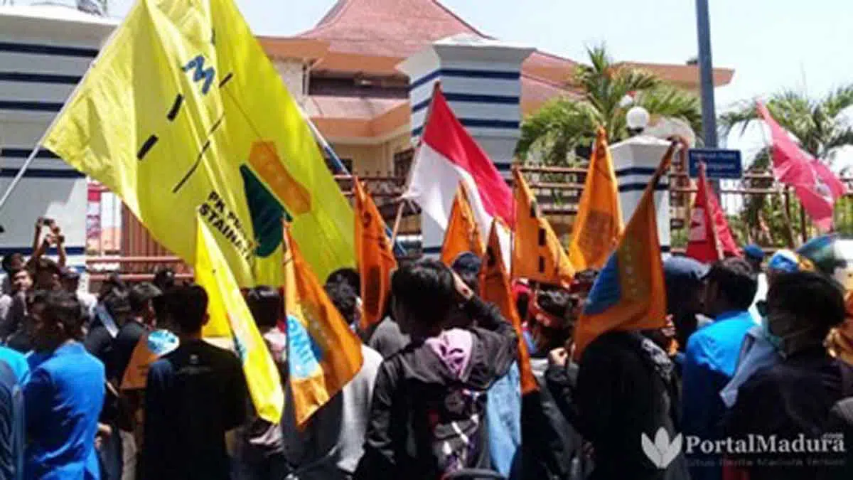 Mahasiswa gelar aksi tolak kenaikan iuran BPJS di depan kantor DPRD Sampang, Madura (Foto. Rafi)