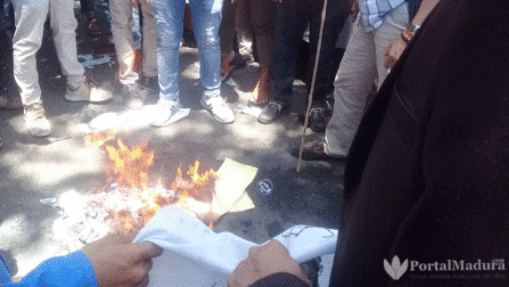Aroma Dupa dan Suara Azan Warnai Aksi Mahasiswa Tolak Kenaikan Iuran BPJS