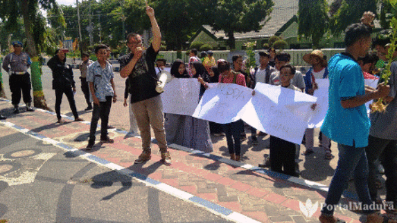 Peringati Hari Tani Nasional, Aktivis Mahasiswa Sumenep Demo DPRD